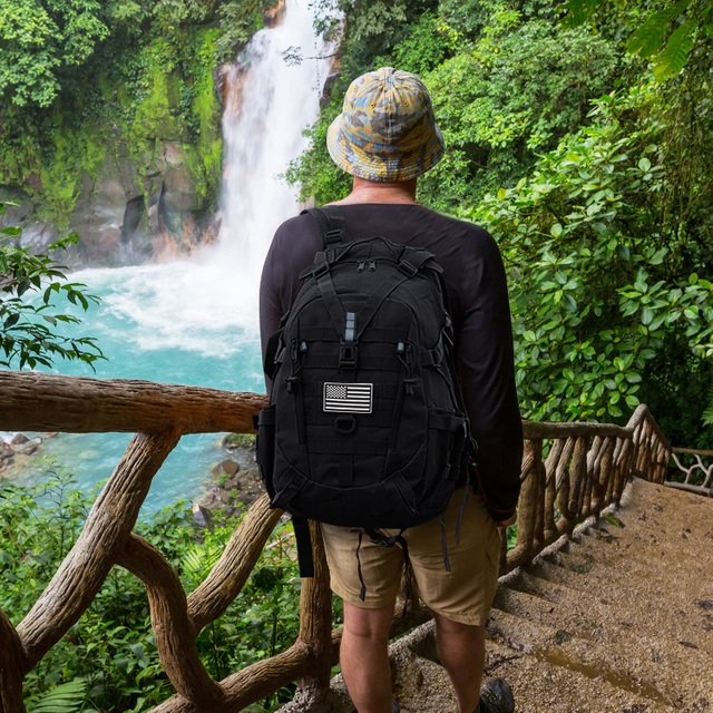 ການຍ່າງປ່າທາງທະຫານ Daypack